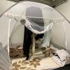 In der begehbaren Klimakammer finden Fledermäuse, die ihren Winterschlafplatz verloren haben, einen neuen Unterschlupf. In mehreren Zelten mit verschiedenen Verstecken können sich die Fledermäuse ihren Schlafplatz aussuchen.
